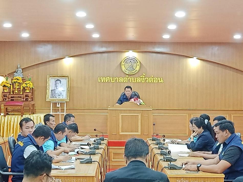 นายถนอม สมผล นายกเทศมนตรีตำบลงิ้วด่อน ประธานคณะกรรมการ พร้อมด้วยคณะกรรมการพัฒนาเทศบาลตำบลงิ้วด่อน/ประชาคมท้องถิ่นระดับตำบล จัดการประชุมเพื่อพิจารณาวิเคราะห์ข้อมูลร่างแผนพัฒนาท้องถิ่น พ.ศ. 2566-2570