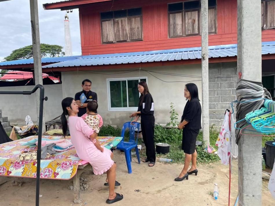 หัวหน้าสำนักปลัด นักพัฒนาชุมชน และกองช่างเทศบาลตำบลงิ้วด่อน ลงพื้นที่ติดตามการก่อสร้บ้านผู้อยู่ในภาวะยากลำบาก บ.งิ้วด่อน ม.1
