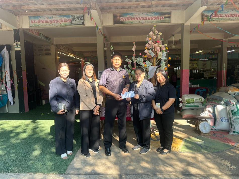 นายถนอม​ สมผล​ นายกเทศมนตรีตำบลงิ้วด่อน​ มอบหมายให้นางสาวศิรินทิพย์​ วงศ์มีแก้ว​ หัวหน้าฝ่ายอำนวยการ​ ร่วมงานบุญประทายข้าวเปลือกเพื่อการศึกษาโรงเรียนบ้านงิ้วด่อนราษฎร์สามัคคีบำรุง