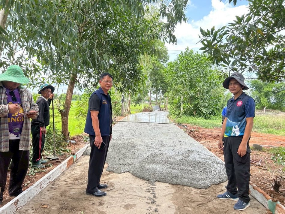 นายถนอม  สมผล  นายกเทศมนตรีตำบลงิ้วด่อน ลงพื้นที่ติดตามการดำเนินการก่อสร้างถนนคอนกรีตเสริมเหล็ก บ้านงิ้วด่อน หมู่ที่ 1 สายดอนป่าหว้า 
