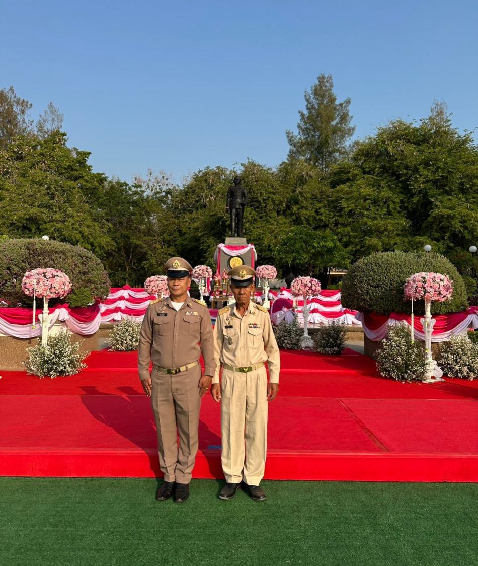 นายถนอม​ สมผล​ นายก​เทศมนตรี​ตำบล​งิ้วด่อน​ มอบหมายให้​ พ.ต.ระเวียง​ ฤทธิธรรม นายปิยะ​ โคตรผาย​ รองนายกเทศมนตรี​ เข้าร่วมวางพานพุ่ม​ เนื่องในงานวันท้องถิ่นไทย ประจำปี​ 2569