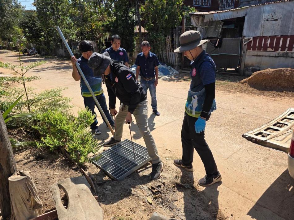 นายถนอม​ สมผล​ นายก​เทศมนตรี​ตำบล​งิ้วด่อน​ มอบหมายให้พันตรีระเวียง​ ฤทธิ​ธรรม รองนายกเทศมนตรี​ พร้อมเจ้าหน้าที่กองช่างออกดำเนินการเปลี่ยนฝาท่อระบายน้ำที่ชำรุด​ หมู่ที่​ 8 และหมู่ที่ ​14