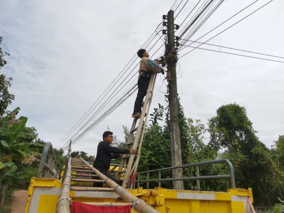 งานไฟฟ้า  กองช่างเทศบาลงิ้วด่อน ได้ติดตั้งโคมไฟ จำนวน 2 ชุด บริเวณ ซอยมหาชน หมู่ที่ 11