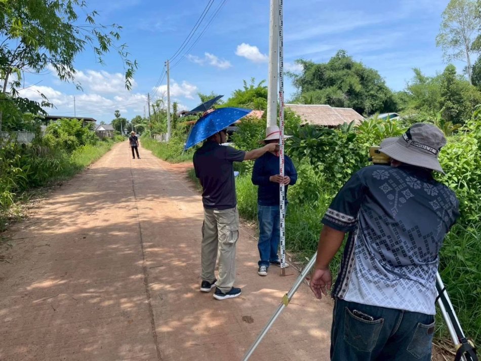 นายถนอม​ สมผล​  นายก​เทศมนตรี​ตำบลงิ้วด่อน​ มอบหมายให้กองช่างเทศบาลตำบลงิ้วด่อน​ ดำเนินการออกสำรวจพื้นที่ก่อสร้างงานวางท่อระบายน้ำพร้อมบ่อพัก ค.ส.ล.บ้านกกกอก ม.12
