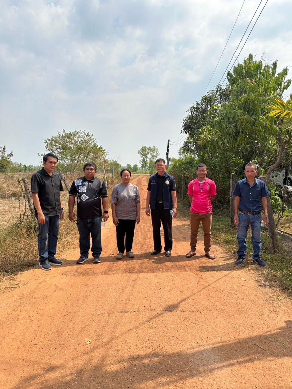 นายถนอม​ สมผล​ นายก​เทศมนตรี​ตำบลงิ้วด่อน​ พร้อมด้วยเจ้าหน้าที่กองช่างออกทำการสำรวจถนน​ หมู่ที่​16 บ้านงิ้วด่อนใหม่