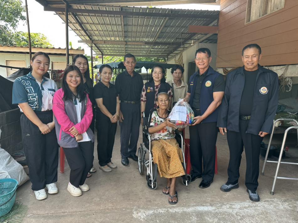 นายถนอม  สมผล  นายกเทศมนตรีตำบลงิ้วด่อน ลงพื้นที่มอบรถเข็นวีเเชร์เเละถุงยังชีพ ให้กับ นางพรสวรรค์ สัพโส บ้านพังเม็ก หมู่ 4 ตำบลงิ้วด่อน อำเภอเมืองสกลนคร จังหวัดสกลนคร 