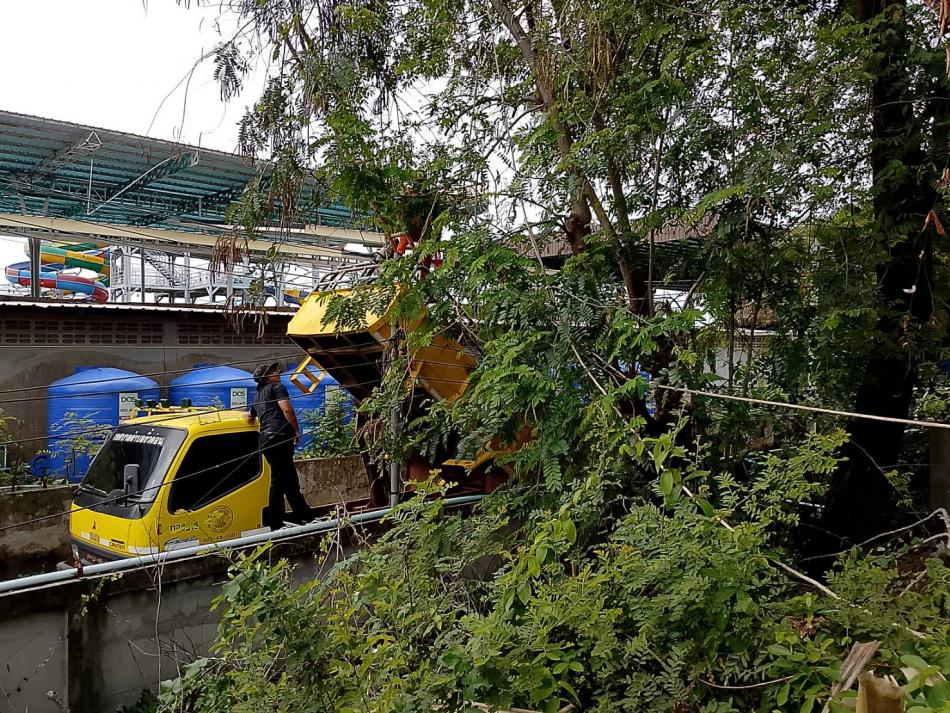 งานป้องกันฯและกองช่าง เทศบาลตำบลงิ้วด่อน ออกช่วยเหลือตัดต้นไม้ทับสายไฟฟ้าและกีดขวาง เส้นทางภายในหมู่บ้าน จุดที่ 1 ข้างถนนข้างหนองผือ จุดที่ 2 ซอยสวนน้ำ