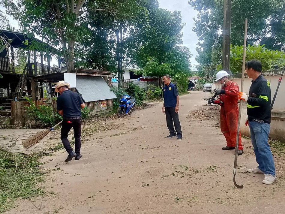 นายถนอม  สมผล นายกเทศมนตรีตำบลงิ้วด่อน มอบหมายให้ นายปิยะ โคตรผาย  รองนายกเทศมนตรีตำบลงิ้วด่อน งานกองช่างและงานป้องกันเทศบาลตำบลงิ้วด่อน ลงพื้นที่ดำเนินการตัดต้นไม้ทับสายไฟในเขตพื้นที่หมู่บ้าน ณ บ้านพังเม็ก...