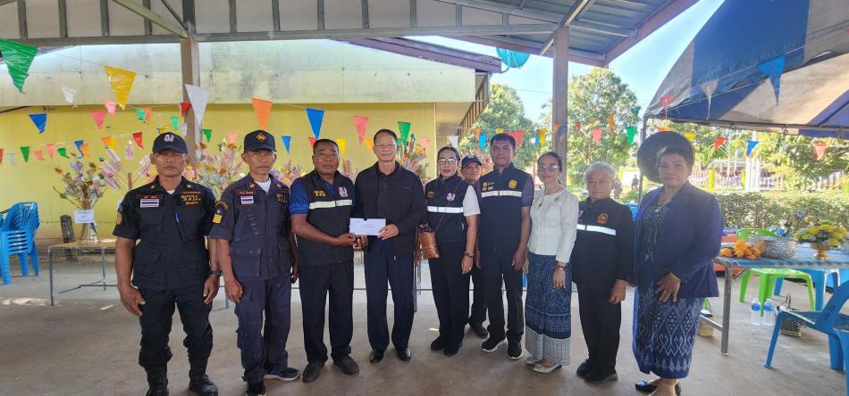 นายถนอม​ สมผล​ นายกเทศมนตรีตำบลงิ้วด่อน​ ร่วมงานทอดผ้าป่า​สามัคคี​ เพื่อสมทบทุนจัดซื้ออุปกรณ์ใช้ในการปฎิบัติหน้าที่ของชุดรักษาความปลอดภัยหมู่บ้าน​ ตำบลเหล่าปอแดง​  อำเภอเมืองสกลนคร​จังหวัดสกลนคร