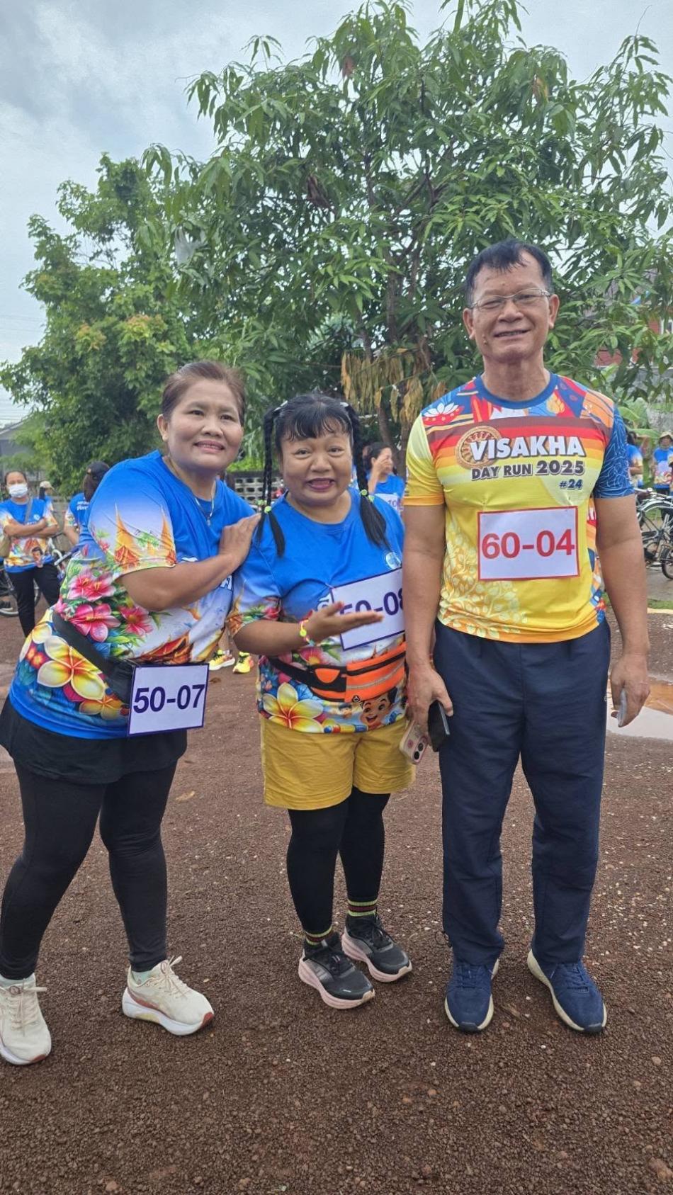 นายถนอม​  สมผล​ นายก​เทศมนตรี​ตำบล​งิ้วด่อน​ เป็นประธานเปิด โครงการเดิน วิ่ง ปั่นเพื่อสุขภาพดี ชีวี สดใส ครั้งที่ 2