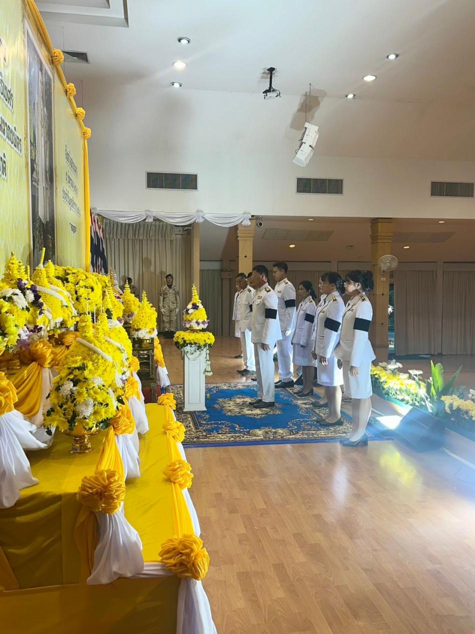 นายถนอม​ สมผล​ นายกเทศมนตรีตำบล งิ้วด่อน​ คณะผู้บริหาร​ฯ​ พนักงานเทศบาลตำบลงิ้วด่อน​ ข้าร่วมงานรัฐพิธีวางพุ่มดอกไม้​ ทำบุญตักบาตร​ ในวันคล้ายวันพระราชสมภพพระบาทสมเด็จพระบรมชนกาธิเบศร มหาภูมิพลอดุลยเดชมหาราช บรมนาถบพิตร วันที่ 5 ธันวาคม 2568 ณ​ หอประชุมจามจุรี​ 1 มหาวิทยาลัยราชภัฏสกลนคร