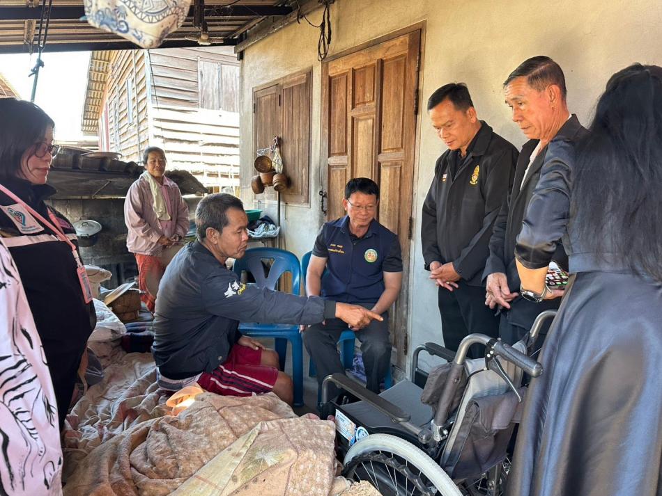 นายถนอม​ สมผล​ นายกเทศมนตรีตำบลงิ้วด่อน​ พร้อมด้วยพันตรีระเวียง​  ​ฤทธิธรรม​ นายปิยะ​ โคตรผาย​ รองนายกเทศมนตรี​ฯ ดร.ทยิดา​ ยันตะบุษย์​ ปลัดเทศบาลตำบลงิ้วด่อน​ ลงพื้นที่มอบรถเข็นช่วยเหลือผู้พิการ​ หมู่ที่​ 1 ตำบลงิ้วด่อน