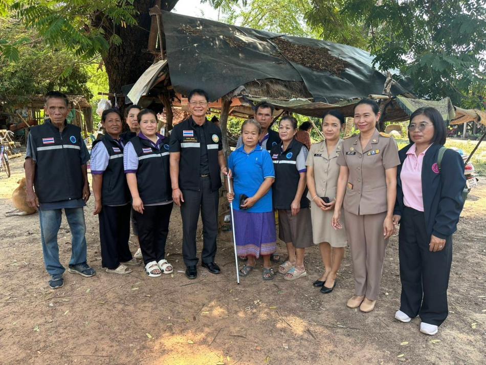 นายถนอม  สมผล นายกเทศมนตรี พร้อมด้วยภรรยา  และหัวหน้าสำนักปลัด นักพัฒนาชุมชน  ผู้ช่วยคนพิการ ลงพื้นที่ในการมอบไม้เท้าขาว ให้คนพิการทางการเห็น  ม. 11 ม.13  ม. 14