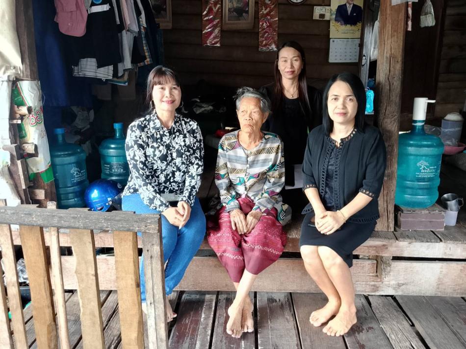 นายถนอม​ สมผล​ นายกเทศมนตรีตำบลงิ้วด่อน​ มอบหมายให้นางพัฒนา พุ่มพิบูลย์  หัวหน้าสำนักปลัด นักพัฒนาชุมชน และกองช่างเทศบาลตำบลงิ้วด่อน ลงพื้นสำรวจบ้านนางบัวไข โคตรผาบ ม.12  เพื่อให้การช่วยเหลือในการซ่อมแซมบ้านผู้สูงอายุ