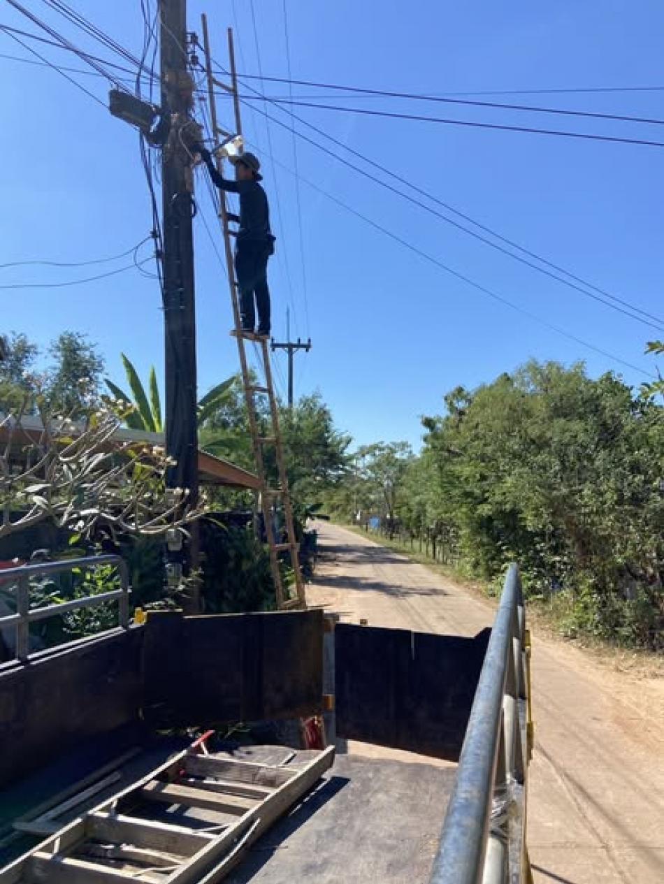 กองช่างเทศบาลงิ้วด่อน  ได้ออกดำเนินการติดตั้งโคมไฟ จำนวน2ชุด ภายในหมู่บ้าน บ้านงิ้วด่อนหมู่ที่ 1