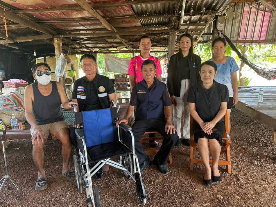 นายถนอม สมผล นายกเทศมนตรีตำบลงิ้วด่อน  นายปิยะ โคตรผาย รองนายกฯ นายบุญเวียน นนท์ไพวัลย์ สมาชิกสภา  นางพัฒนา พุ่มพิบูลย์ หัวหน้าสำนักปลัด และนักพัฒนาชุมชน มอบรถเข็ญให้ นายรำไพ ประทุมทอง